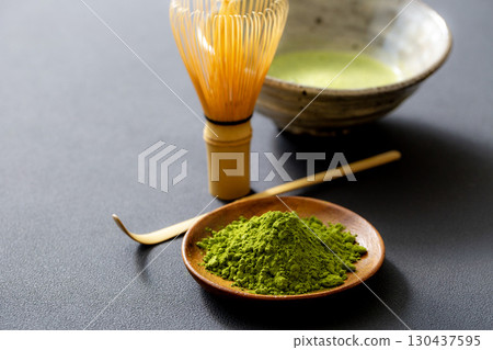 黑色背景上的抹茶圖像 黑色背景上的抹茶圖像 130437595