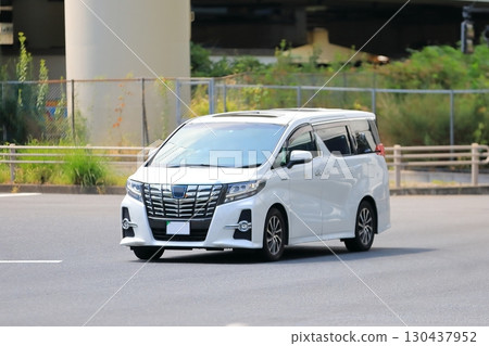 白色小型貨車圖像 130437952