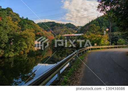 鴨北湖和紅葉覆蓋的道路 鴨北湖和紅葉覆蓋的道路 130438086