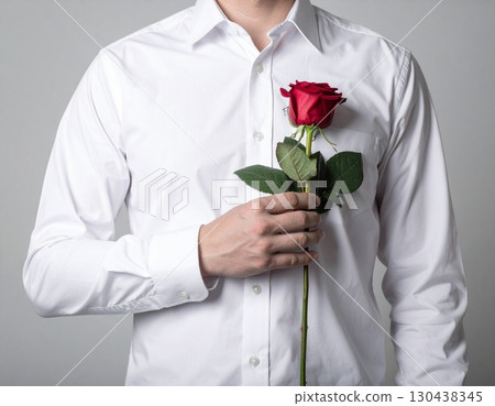 一名男子胸前拿著一朵紅玫瑰 130438345