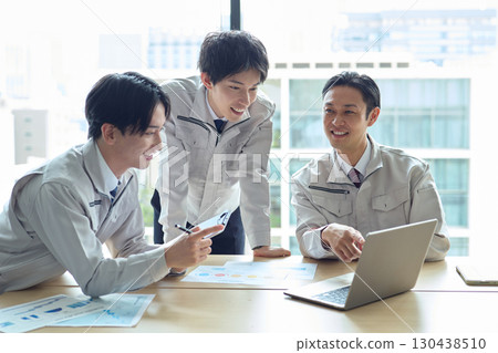 一名身穿工作服的男子正在開會 一名身穿工作服的男子正在開會 130438510