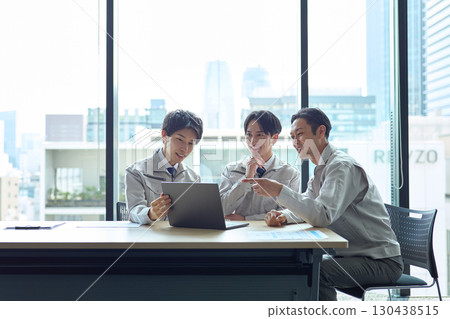 一名身穿工作服的男子正在開會 一名身穿工作服的男子正在開會 130438515