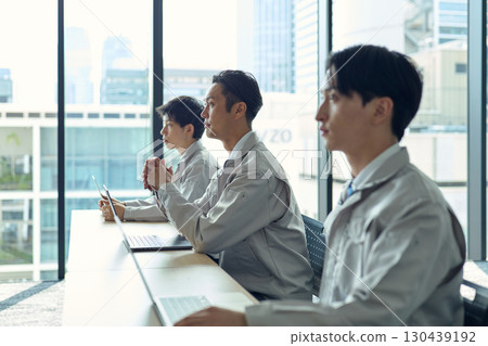 穿著工作服的男人 130439192