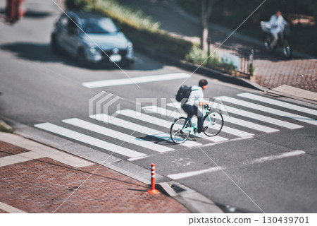 一名男子騎自行車過馬路 130439701