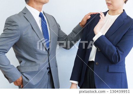 一位老闆指導他的下屬 一位老闆指導他的下屬 130439951