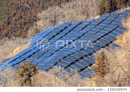 安裝在山坡上的太陽能板 130439974