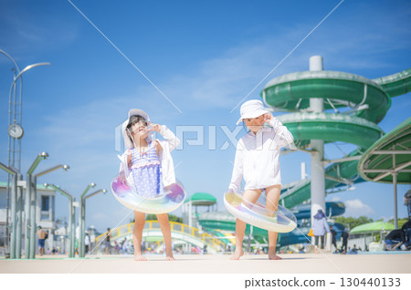 孩子們在藍天白雲下的游泳池玩耍 130440133