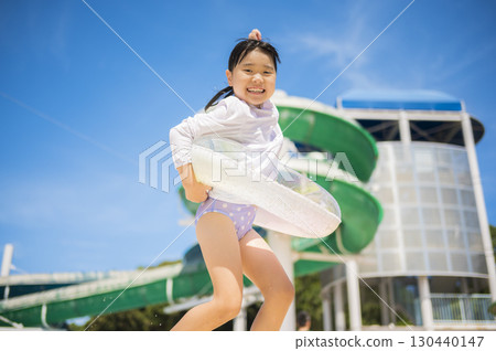 暑假期間，微笑的孩子們在泳池玩耍 130440147