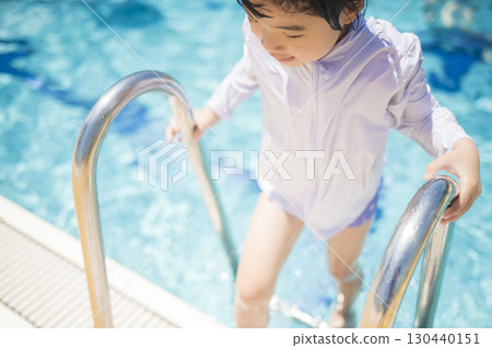 女孩爬泳池邊的梯子 女孩爬泳池邊的梯子 130440151