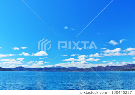 北海道秋天藍天和支笏湖 130440237