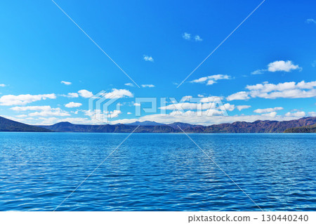 北海道秋天藍天和支笏湖 北海道秋天藍天和支笏湖 130440240