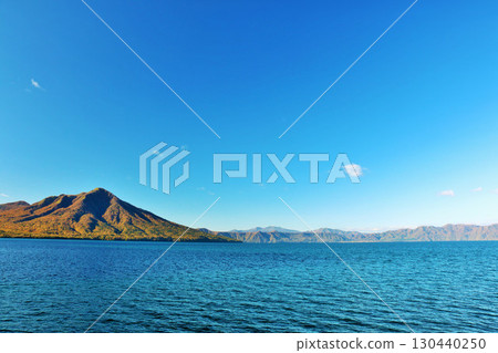 北海道秋天藍天和支笏湖 130440250