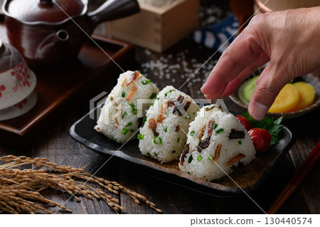 用剛煮好的米做的鯖魚飯糰。三角形的飯糰。日式早餐和套餐的圖片。 用剛煮好的米做的鯖魚飯糰。三角形的飯糰。日式早餐和套餐的圖片。 130440574