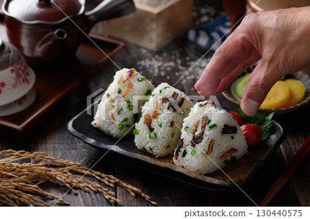 用剛煮好的米做的鯖魚飯糰。三角形的飯糰。日式早餐和套餐的圖片。 130440575