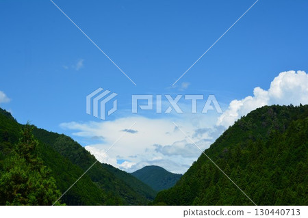 山和夏天的藍天 130440713