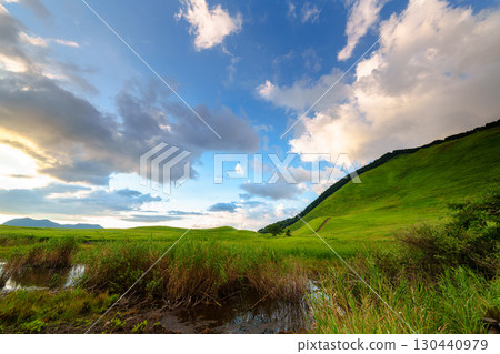 2025年初秋，索尼高原的夜景。兩株莎草被晚霞環繞。夕陽的天空倒映在殘存的水面上。 130440979