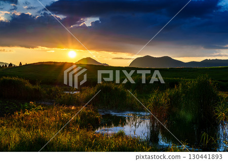 2025 年初秋的索尼高原傍晚景色。夕陽西下，索尼山脈的山腰被染成金色。 130441893
