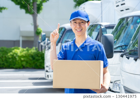 搬運行李的中年卡車司機 130441975