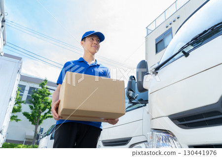 搬運行李的中年卡車司機 130441976