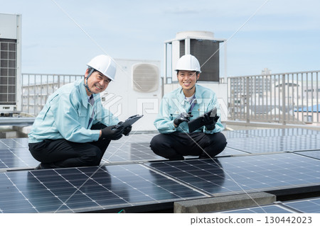 工人維護太陽能板 130442023