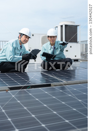工人維護太陽能板 130442027