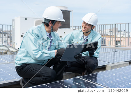 工人維護太陽能板 130442029