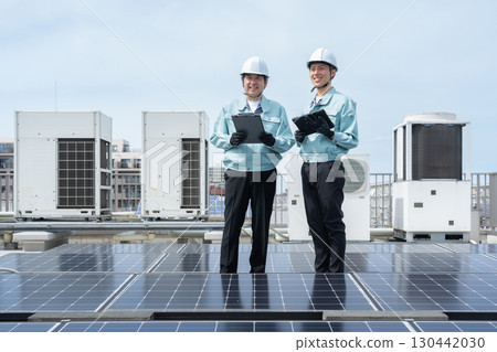 工人維護太陽能板 130442030