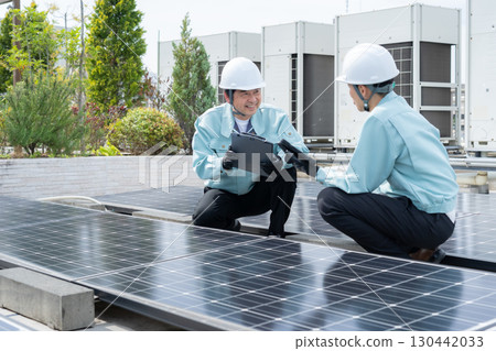 工人維護太陽能板 130442033