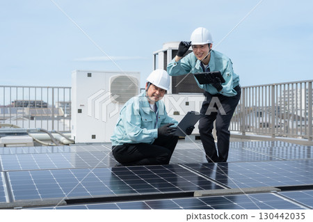 工人維護太陽能板 130442035