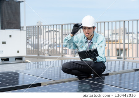 工人維護太陽能板 130442036