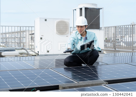 工人維護太陽能板 130442041