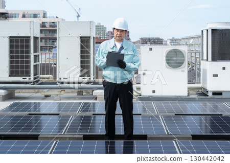 工人維護太陽能板 130442042