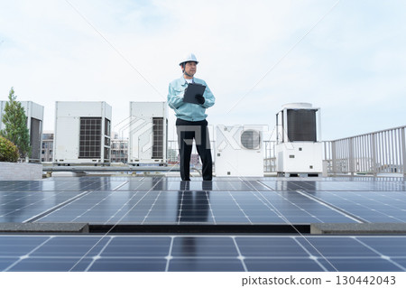 工人維護太陽能板 130442043