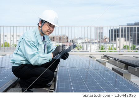 工人維護太陽能板 130442050