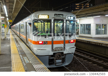 信濃特快列車等待出發 130442503