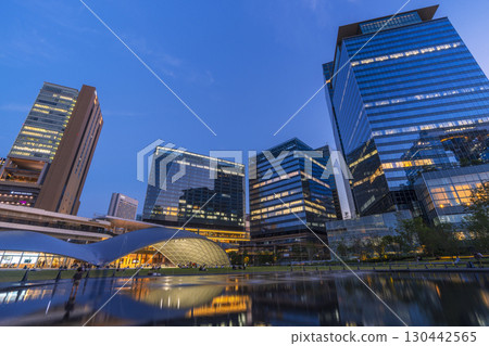 大阪站前的梅北摩天大樓和美麗的夜景 130442565