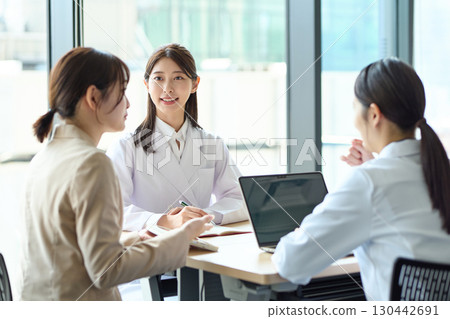 會議中的女性:醫療和銷售專業人士 會議中的女性:醫療和銷售專業人士 130442691