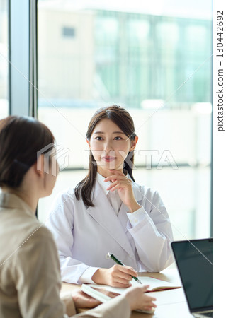 會議中的女性:醫療和銷售專業人士 會議中的女性:醫療和銷售專業人士 130442692