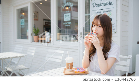 Relaxing time at a stylish cafe 130442766