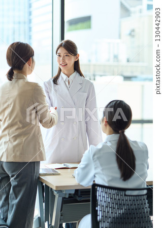 握手的女性：醫療與銷售專業人士 130442903