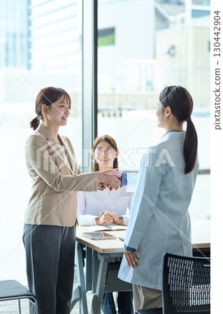 握手的女性：醫療與銷售專業人士 130442904