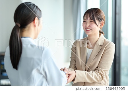 握手的女性：醫療與銷售專業人士 130442905