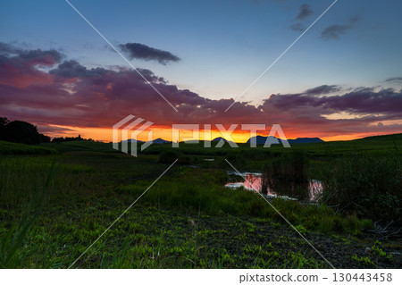 2025年初秋的曾尼高原的傍晚景色。金色的夕陽殘留在山腰，天空倒映在大龜池的水中。 130443458