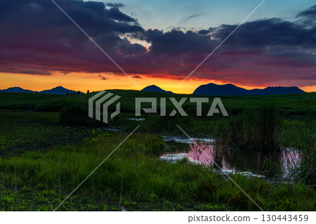 2025年初秋天的索尼高原傍晚景色。金色的夕陽在山腰流連，高原呈現剪影。 130443459