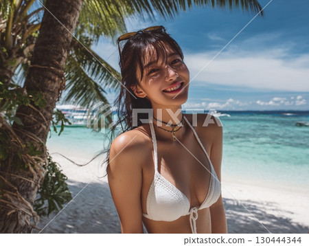 沙灘上微笑的女人 | 夏天,微笑,泳裝,美麗,大海,陽光,天堂 沙灘上微笑的女人 | 夏天,微笑,泳裝,美麗,大海,陽光,天堂 130444344