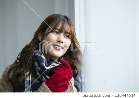 年輕女子肖像手套圍巾 130444514