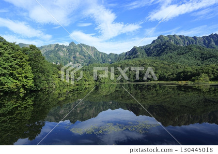 初夏，戶隱高原的鏡池，池面映照著戶隱山脈 130445018