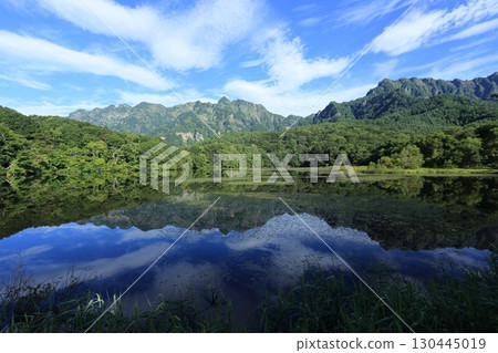 初夏,戶隱高原的鏡池,池面映照著戶隱山脈 初夏,戶隱高原的鏡池,池面映照著戶隱山脈 130445019