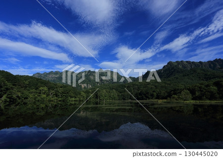 初夏,戶隱高原的鏡池,池面映照著戶隱山脈 初夏,戶隱高原的鏡池,池面映照著戶隱山脈 130445020