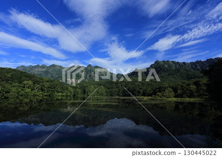 初夏,戶隱高原的鏡池,池面映照著戶隱山脈 初夏,戶隱高原的鏡池,池面映照著戶隱山脈 130445022